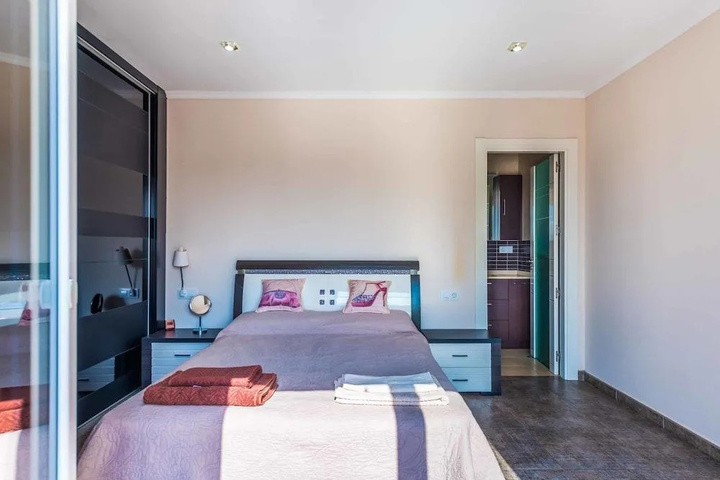 Room 4 of 17