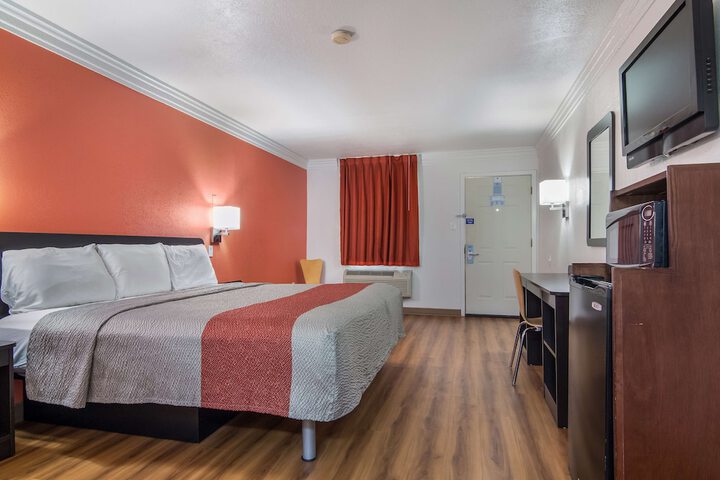 Deluxe Room 1 King Bed Refrigerator, Microwave (9 of 12)