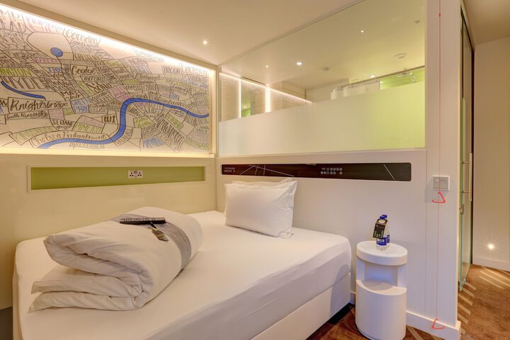 Room 4 of 18