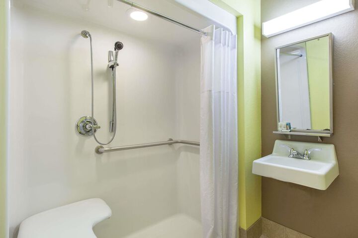 1 Queen Bed Accessible Room (13 of 21)