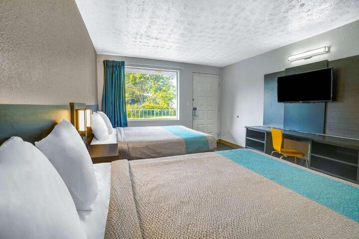 2 Queen Beds (8 of 13)