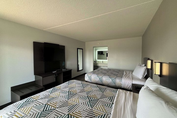 2 Queen Beds (10 of 12)