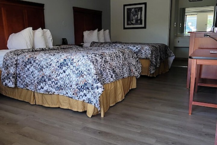 2 Double Beds (6 of 9)