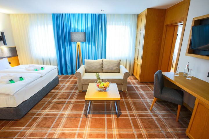 Room 44 of 222