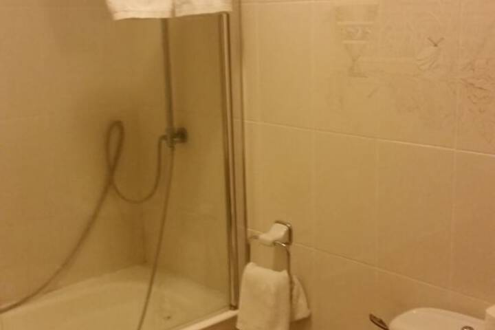Room 5 of 8