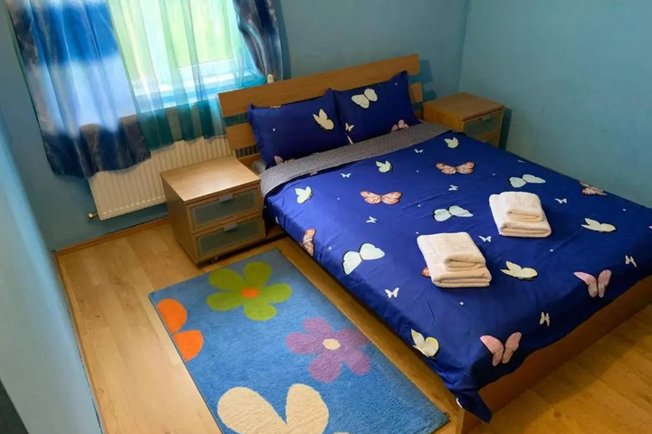 Room 6 of 9