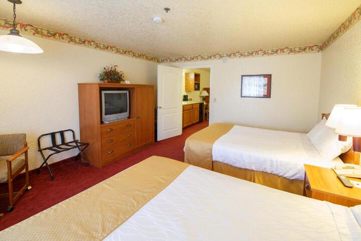Junior Suite 2 Queen Beds (9 of 9)