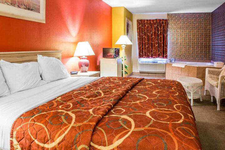 1 King Bed (3 of 4)