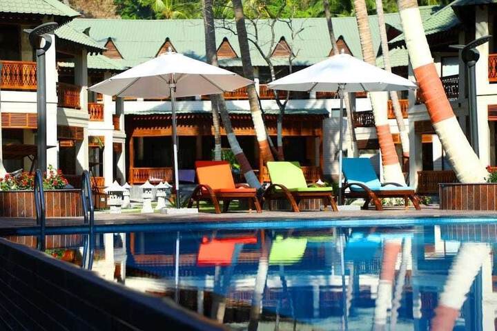 Exterior of Sandyy Wavess Beach Resort