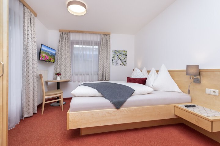 Room 10 of 80