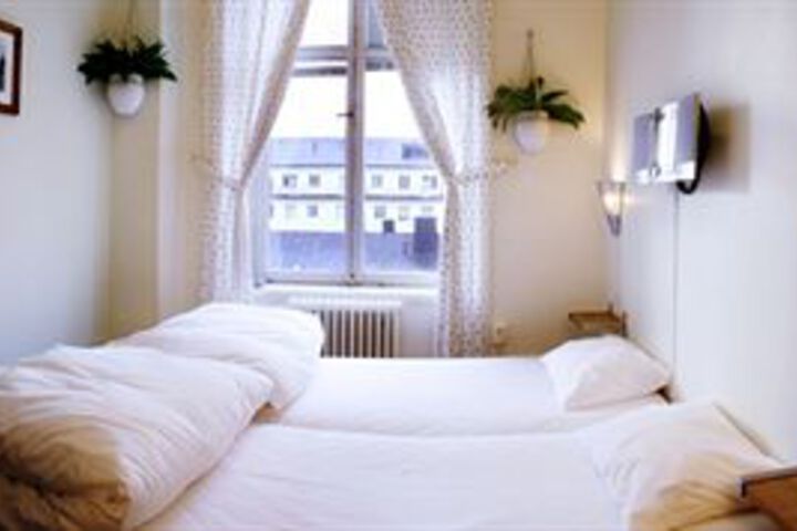 Room 6 of 28
