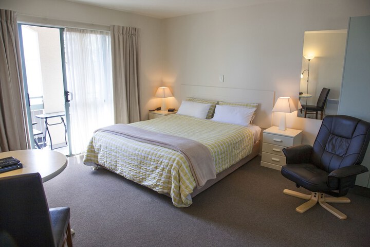 Room 4 of 28