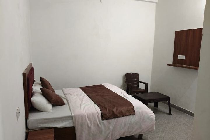 Room 8 of 12