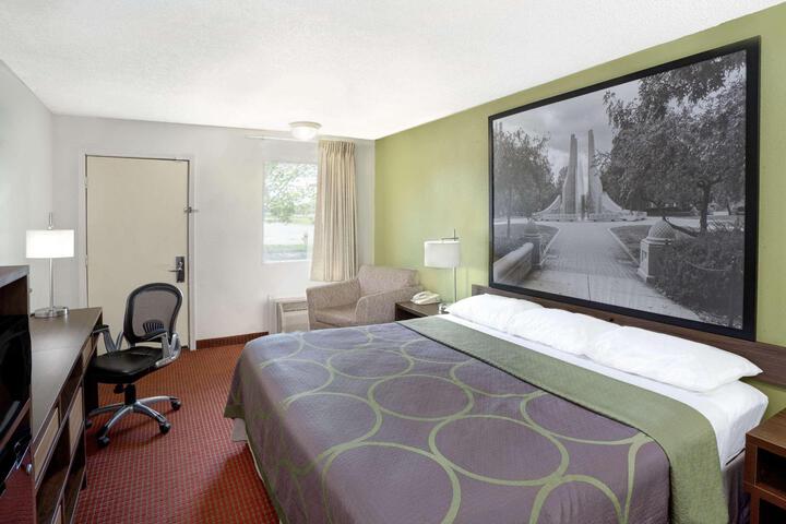 1 King Bed (4 of 12)