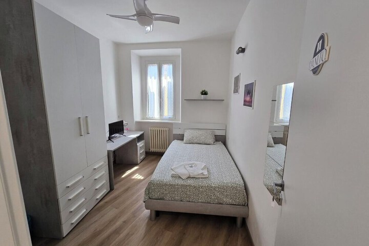 Room 2 of 6