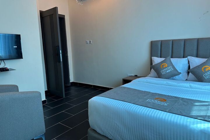Room 11 of 16