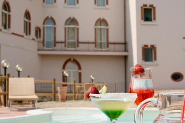 Pool Hotel