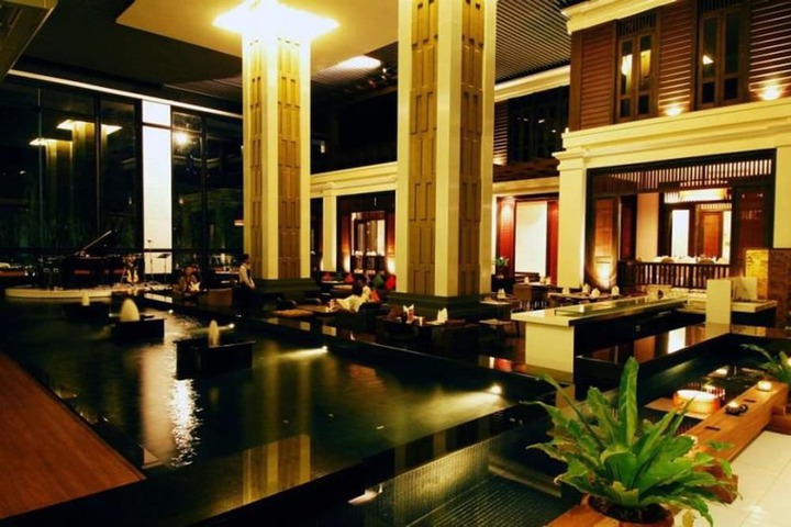 Lounge 53 of 56