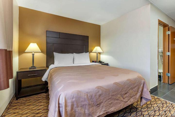 1 Queen Bed Accessible (18 of 19)