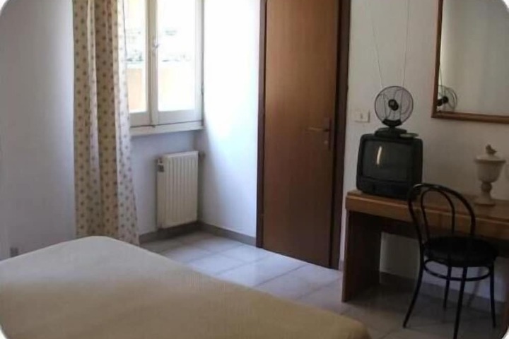 Room 8 of 34