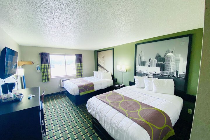 1 Queen Bed (7 of 8)