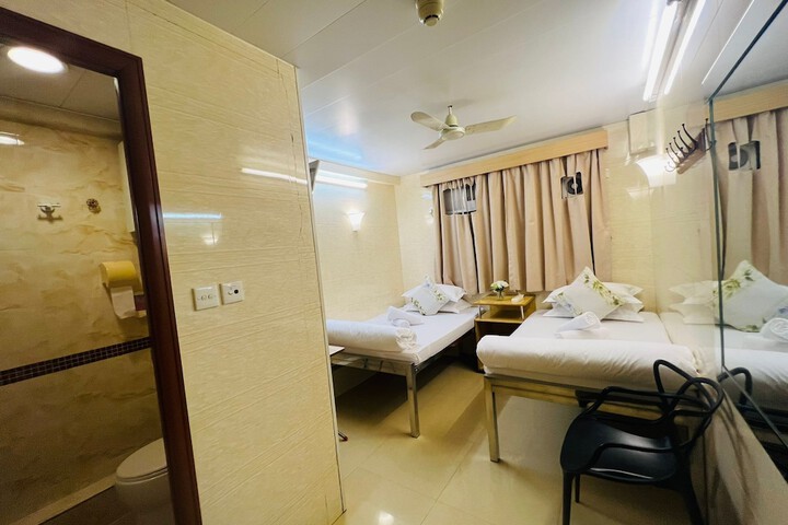 Room 7 of 16