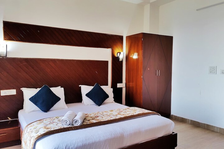 Room 9 of 33