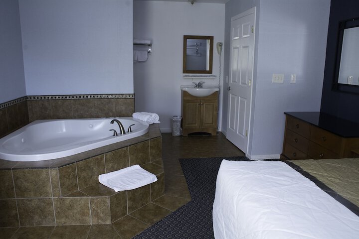 1 Queen Bed (7 of 15)