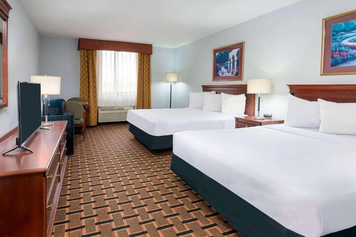 2 Queen Beds (1 of 11)