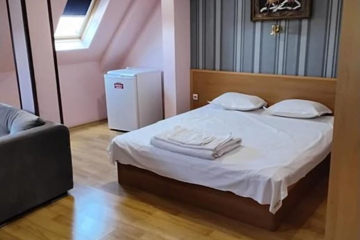 Room 4 of 17