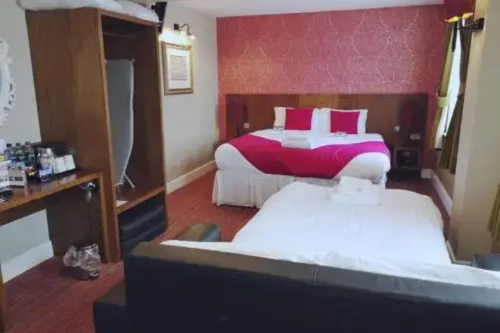 Room 5 of 16