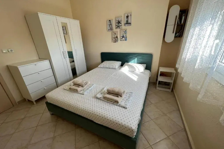 Room 4 of 16