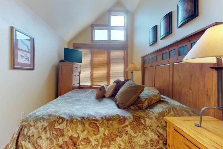 2 Bedroom Colorado Vacation Rental situated in River Run Village Steps from the Summit Express Gondola
