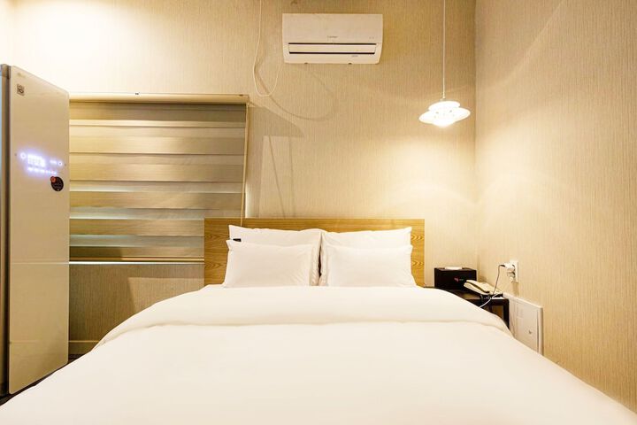 Room 13 of 28