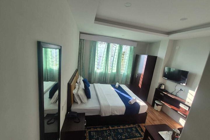 Room 5 of 8