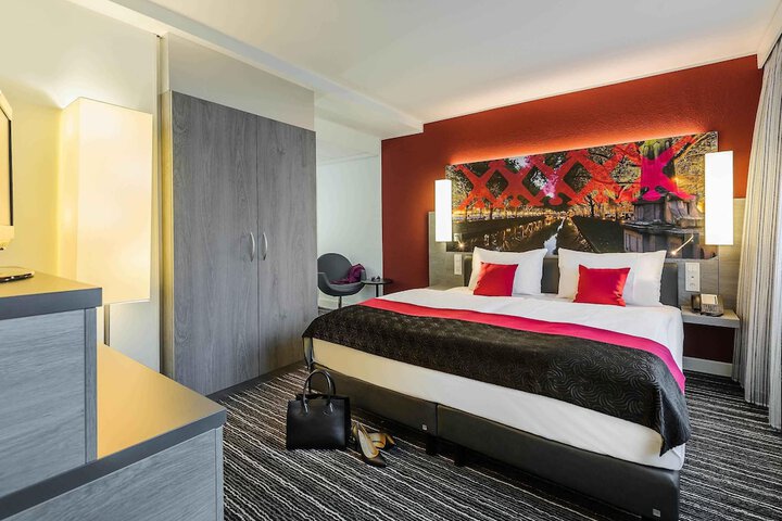 Room 13 of 34