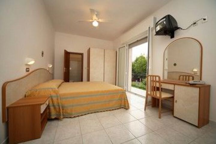 Room 9 of 28