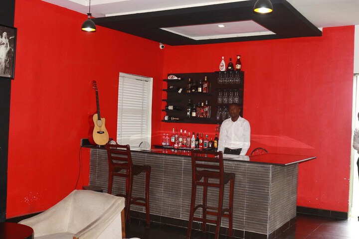 Lounge 22 of 29