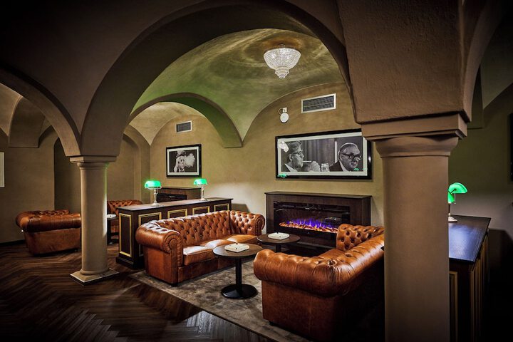 Lounge 56 of 64