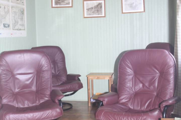 Lounge 27 of 38