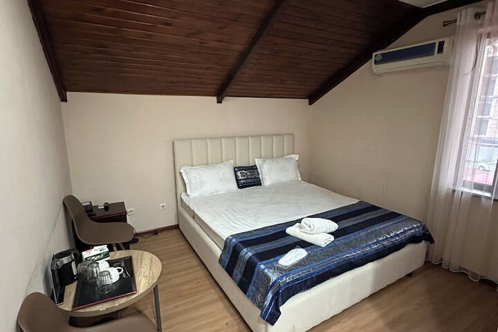 Room 6 of 61