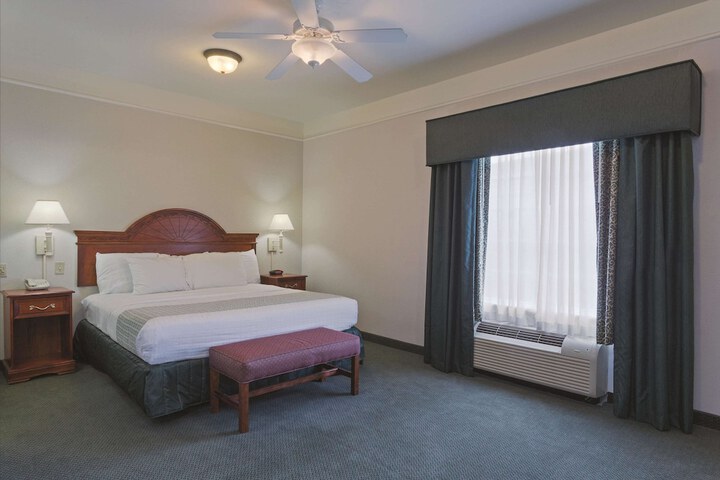 1 King Bed (9 of 12)