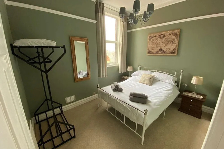 Room 5 of 9