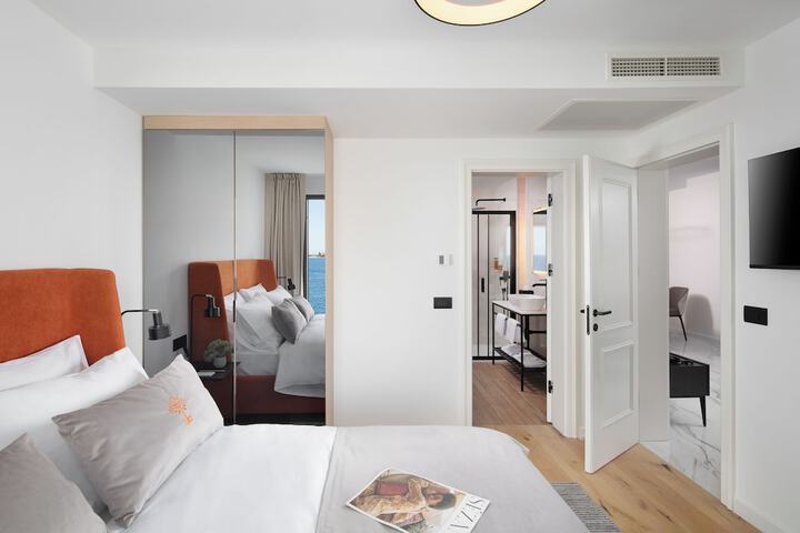 Room 6 of 35