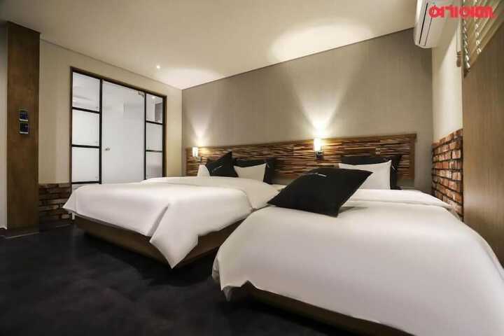 Room 9 of 37