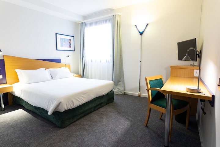 Room 10 of 83