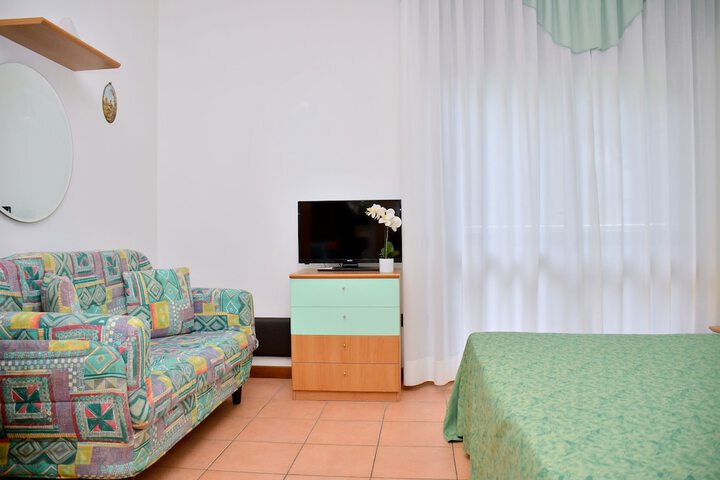 Room 9 of 102