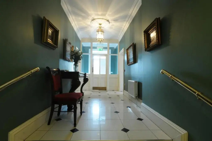 Room 4 of 8
