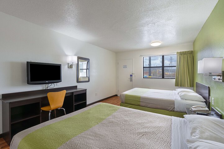 1 Queen Bed Micfridge (11 of 13)