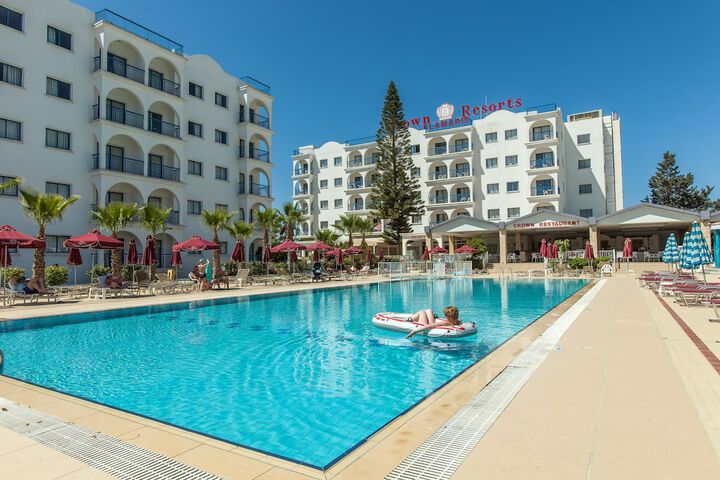 Hotel Pool